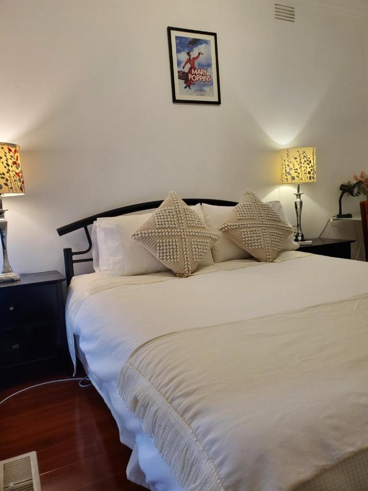 Sunny House - Airport Guest house