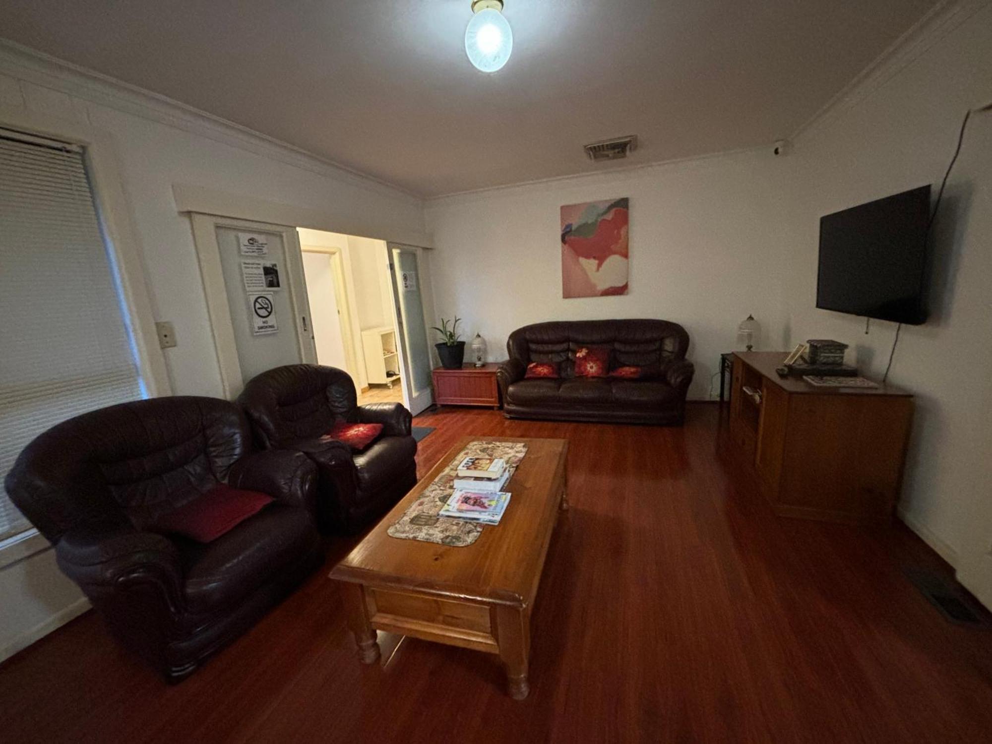 Sunny House - Airport Guest house *