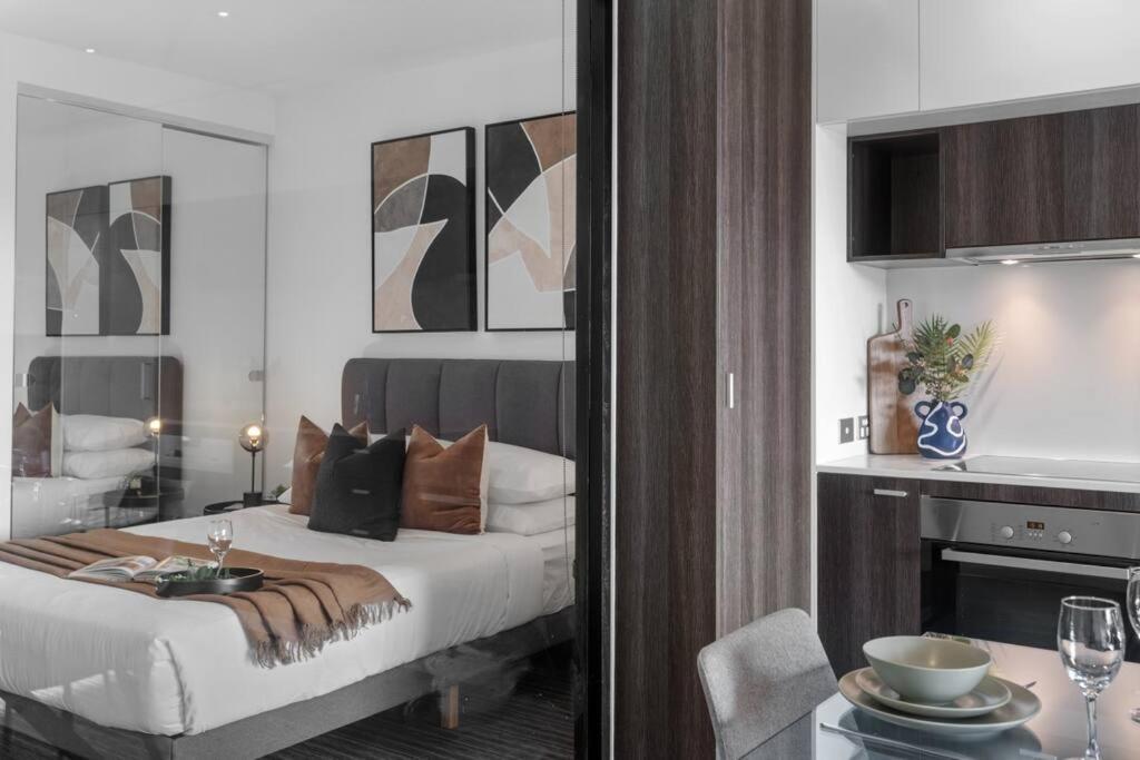 Luxurious Fitzroy Street Getaway