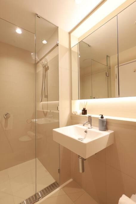 11d Stunning Water And Skyline View 2 Bedroom Abnb With Free Parking *