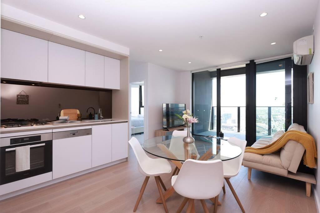 Apartment 11d Stunning Water And Skyline View 2 Bedroom Abnb With Free Parking