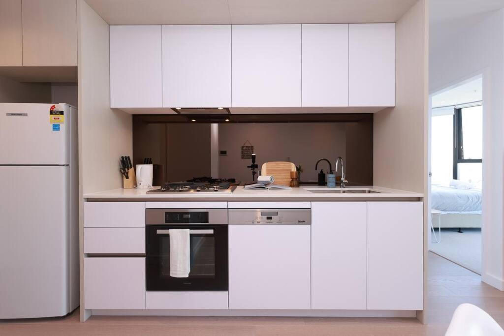 11d Stunning Water And Skyline View 2 Bedroom Abnb With Free Parking Apartment Melbourne