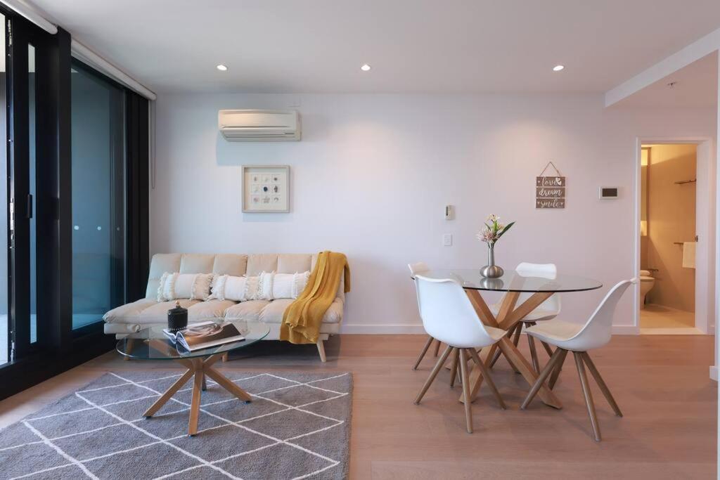 Apartment 11d Stunning Water And Skyline View 2 Bedroom Abnb With Free Parking