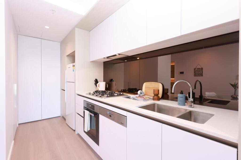 11d Stunning Water And Skyline View 2 Bedroom Abnb With Free Parking Apartment *