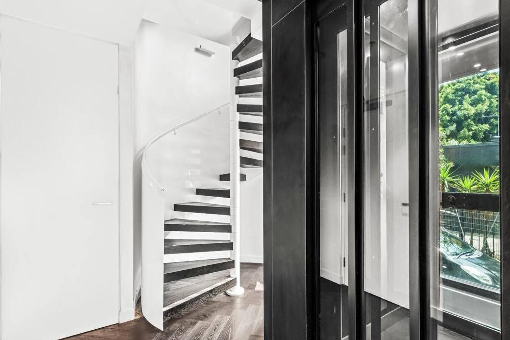 Inner 4 Level Luxury Townhouse & Lift 3br 3bth *