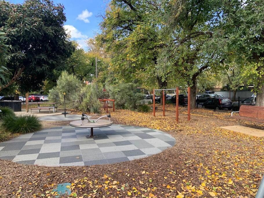 Inner 4 Level Luxury Townhouse & Lift 3br 3bth Melbourne