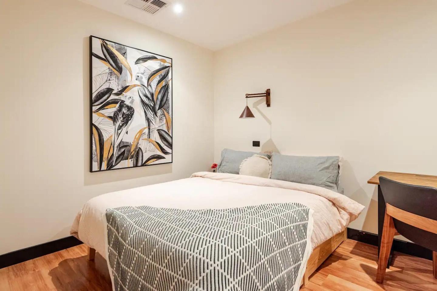 Riverside Cbd Apartment