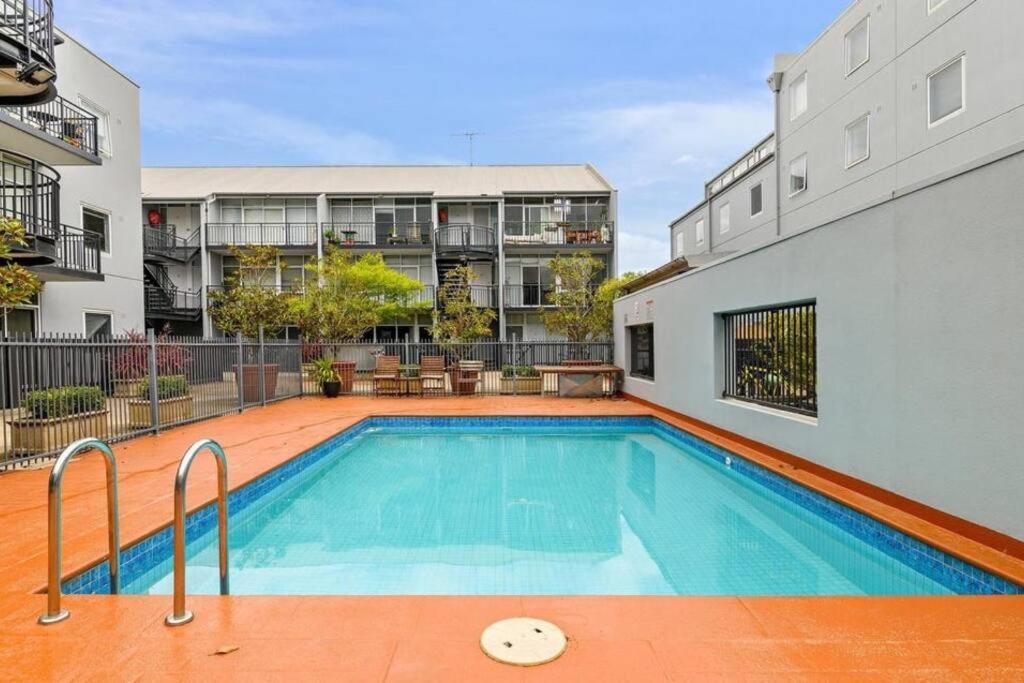 Lygon St Location And Liveability Pool And Gym Apartment