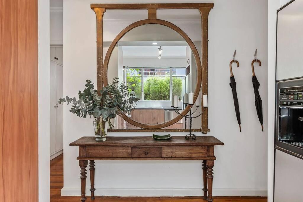 Sensational Stylish And So Very South Yarra 2br Apartment *