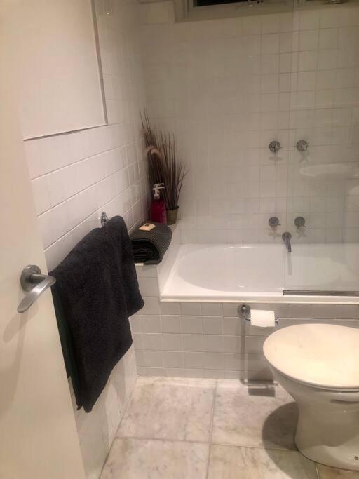 Apartment Stylish Courtyard Unit, In The Heart Of Sth Yarra *