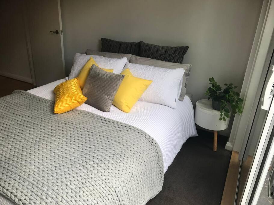 Apartment Stylish Courtyard Unit, In The Heart Of Sth Yarra