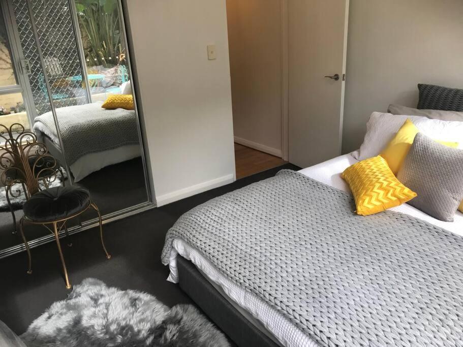 Apartment Stylish Courtyard Unit, In The Heart Of Sth Yarra