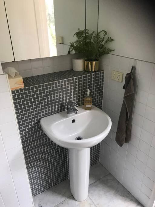 Stylish Courtyard Unit, In The Heart Of Sth Yarra Melbourne