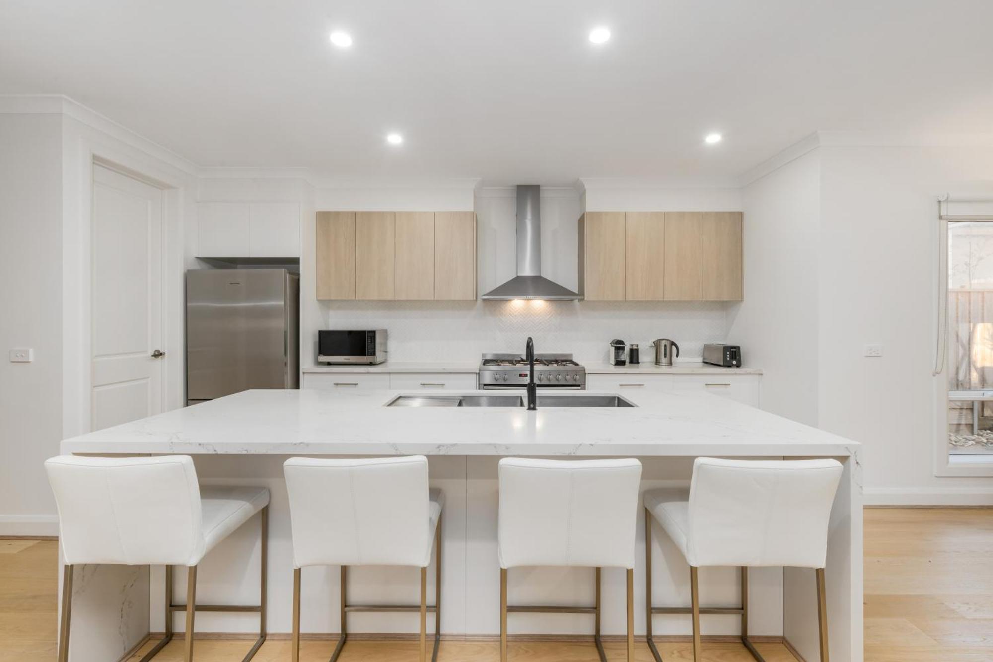 Newsom House - Stylish & Elegant With 4 King Beds Holiday home *
