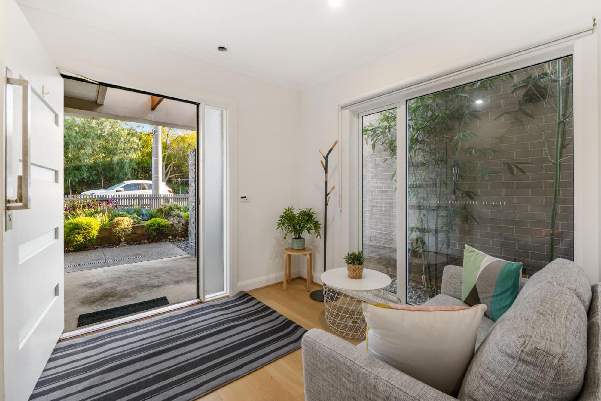 Newsom House - Stylish & Elegant With 4 King Beds Holiday home Melbourne