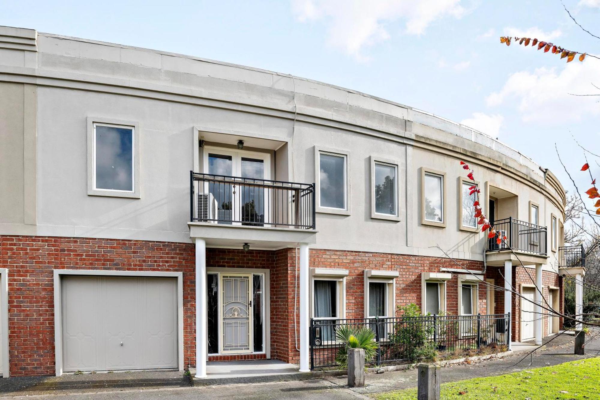 Entire 4 Bedroom Townhouse -sleeps 6/7- All Yours Melbourne