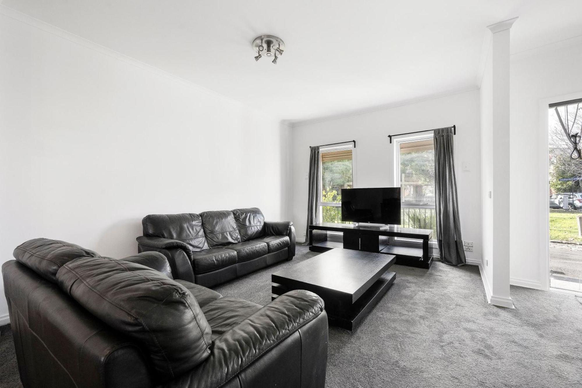 Entire 4 Bedroom Townhouse -sleeps 6/7- All Yours Apartment *