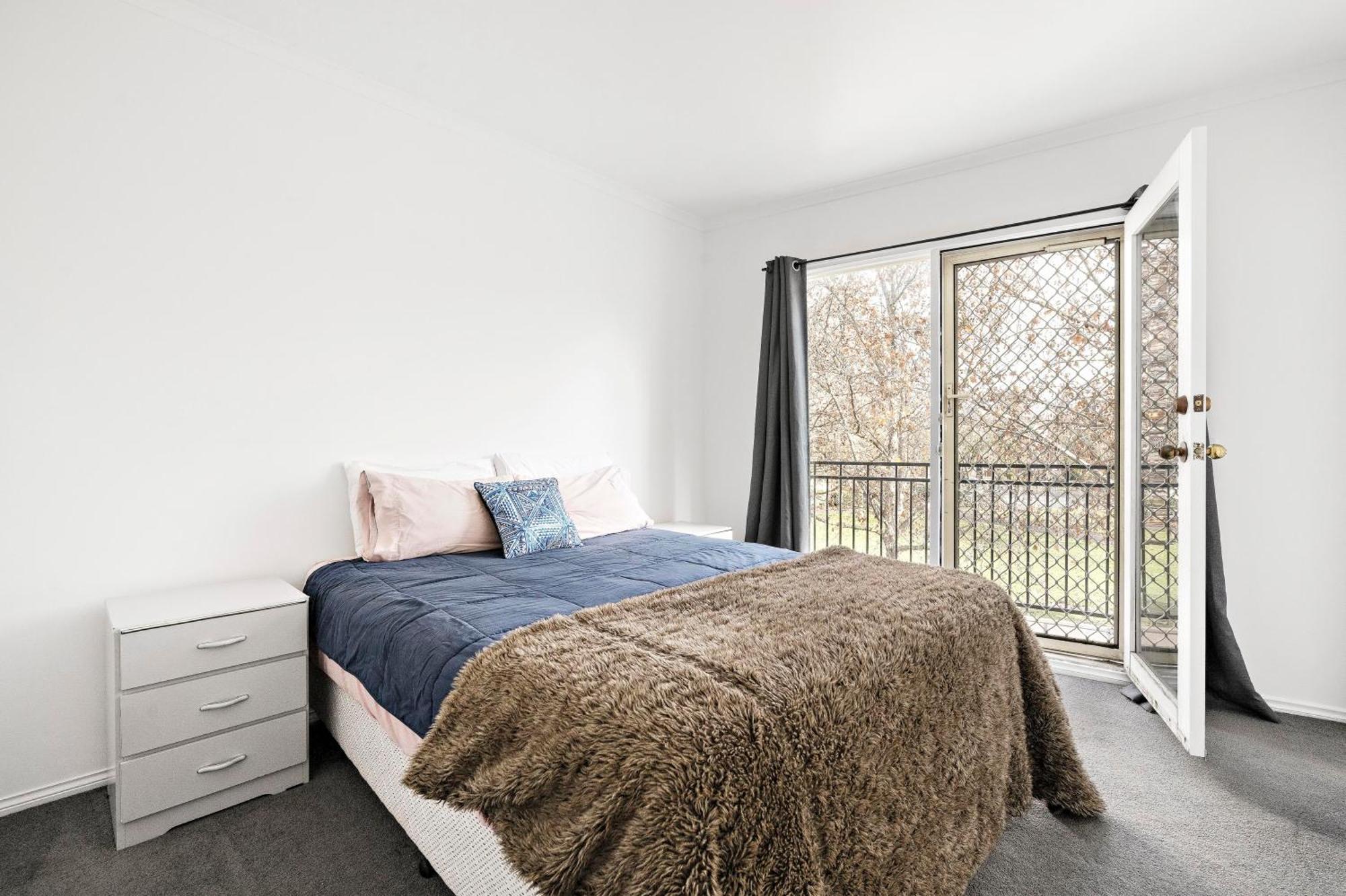 Apartment Entire 4 Bedroom Townhouse -sleeps 6/7- All Yours *