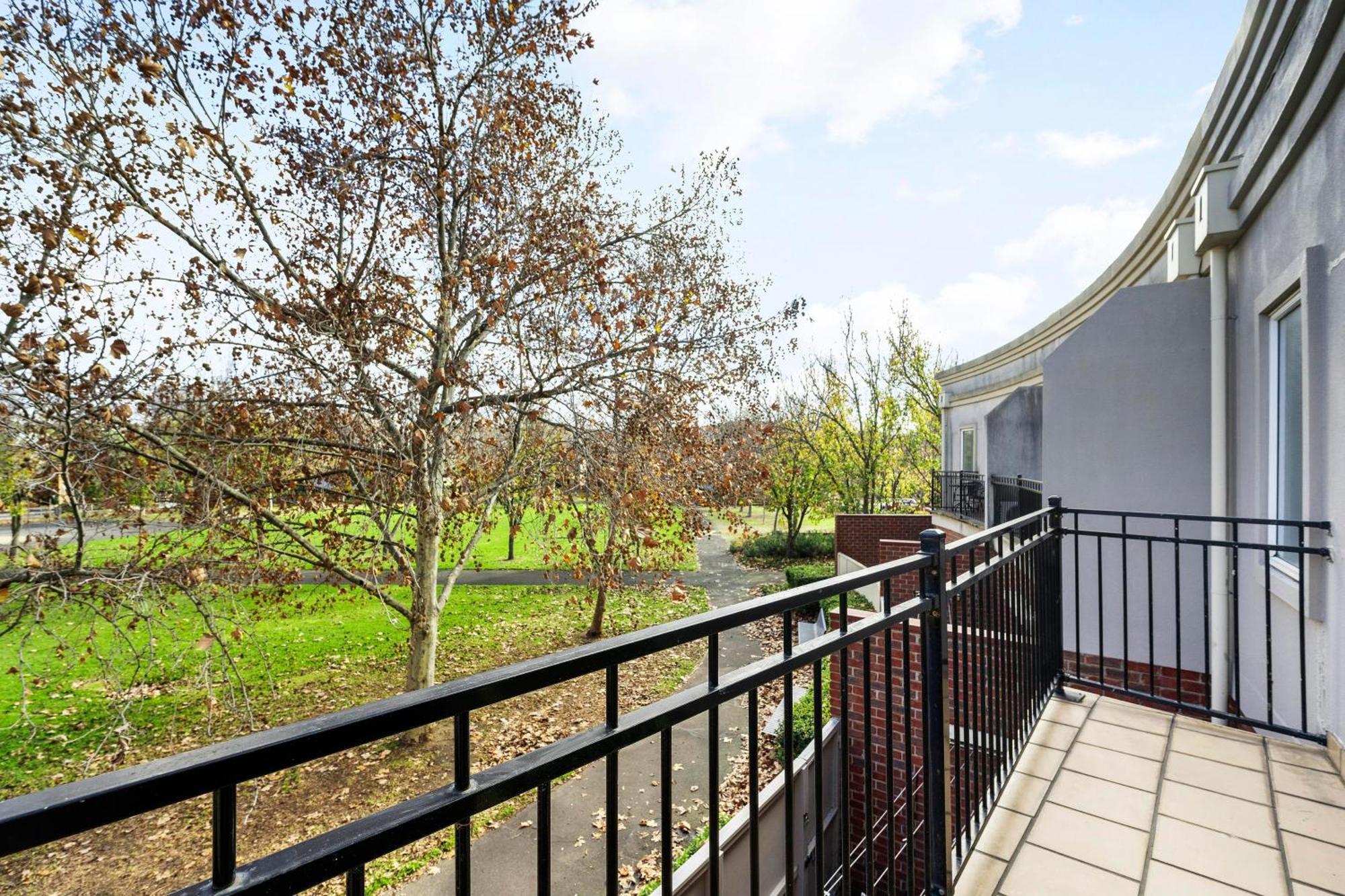 Entire 4 Bedroom Townhouse -sleeps 6/7- All Yours Apartment *