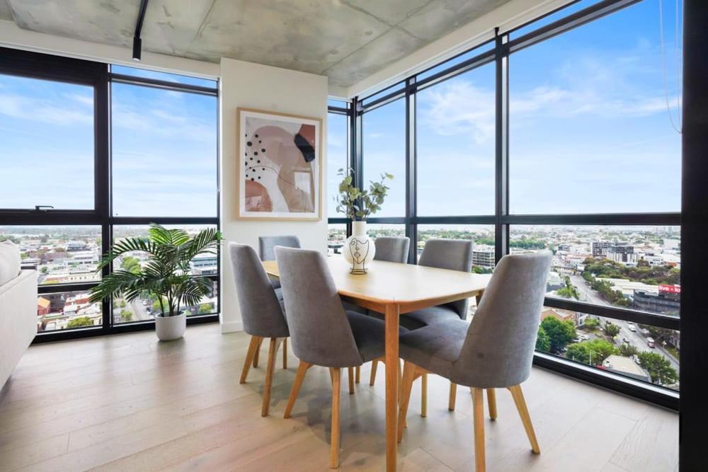 A Comfortable Awaits In Southbank Apartment