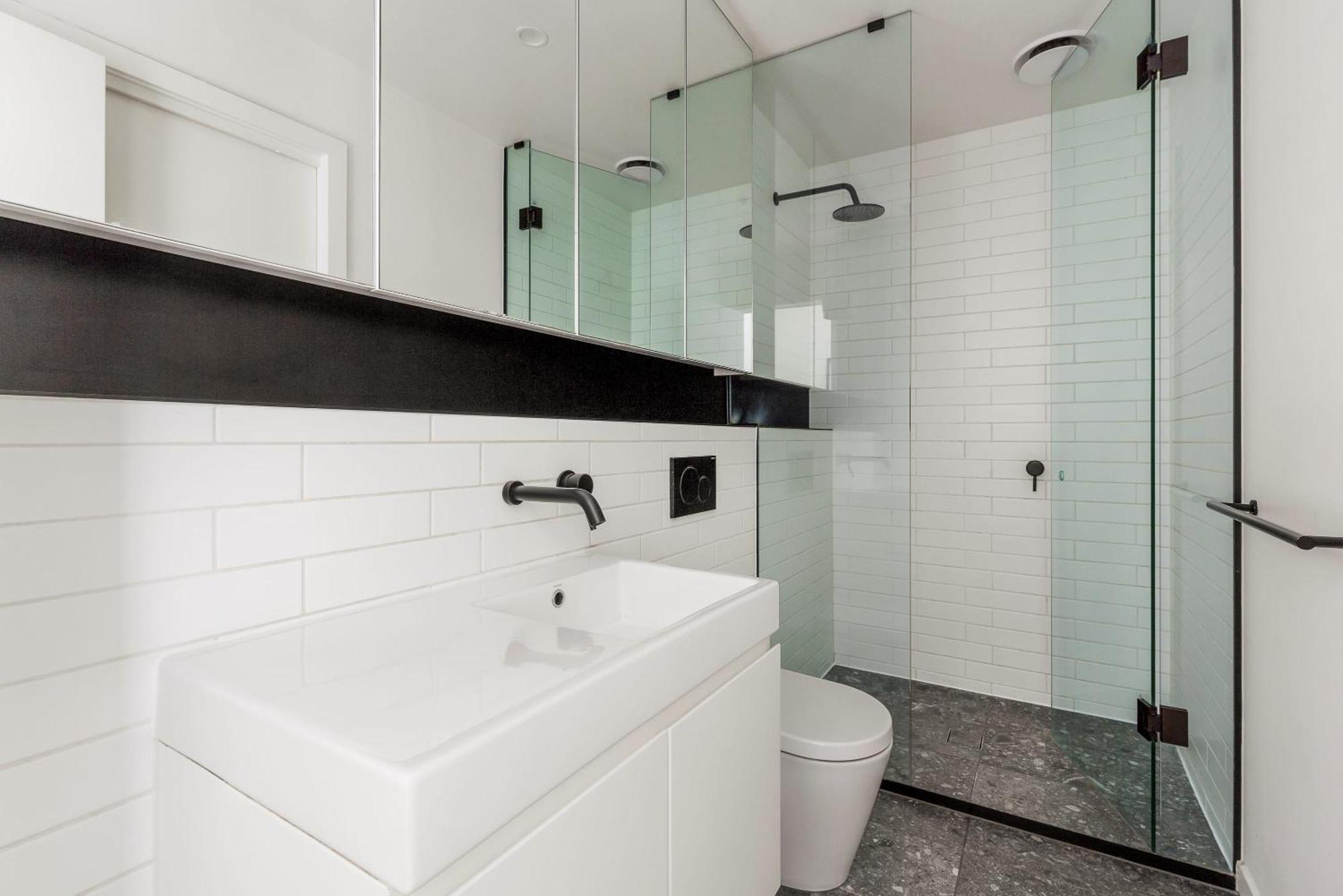 Sleek And Modern In Charming Location Apartment *
