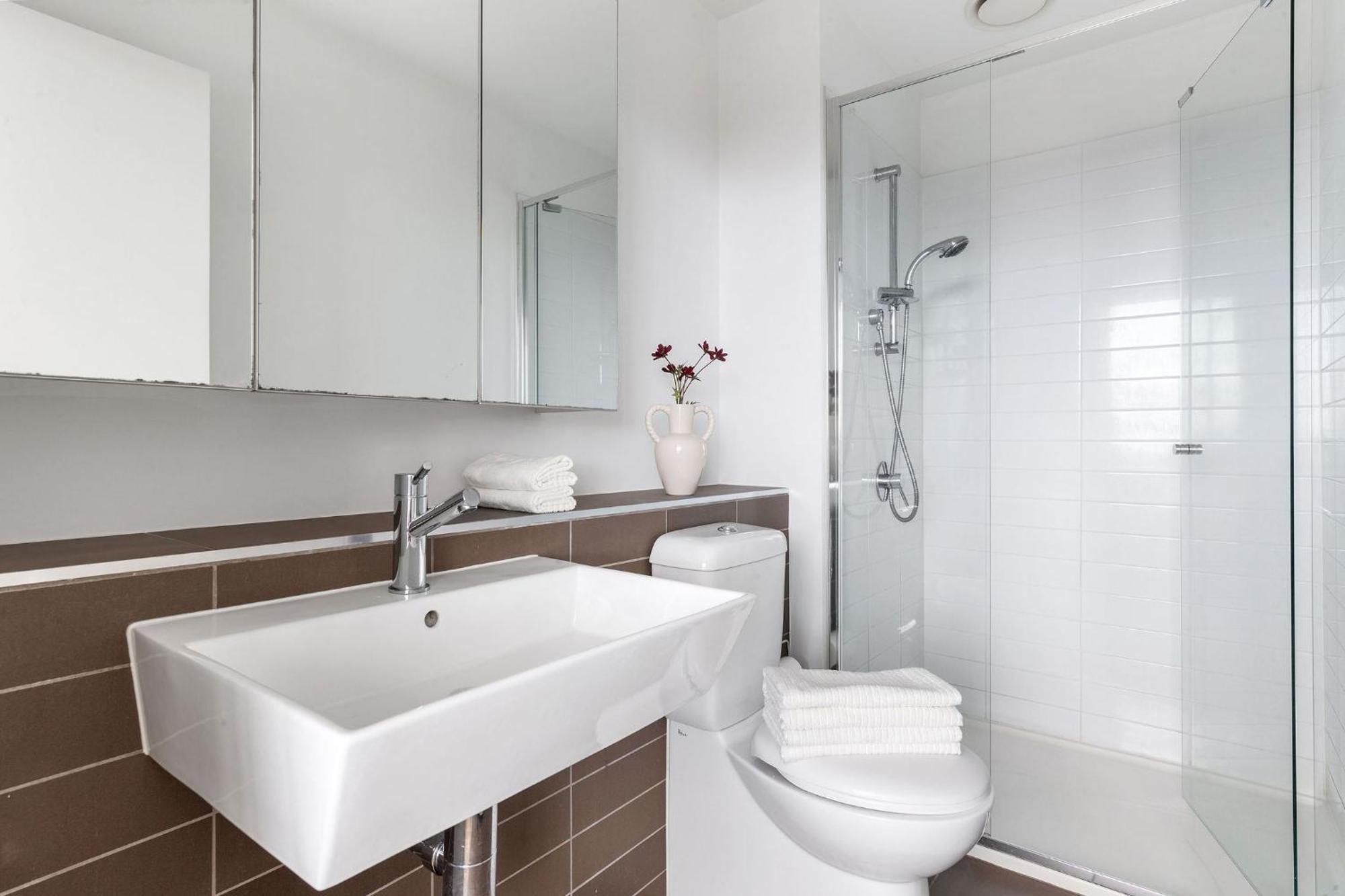 A 2br With Harbour Views And Free Parking Apartment