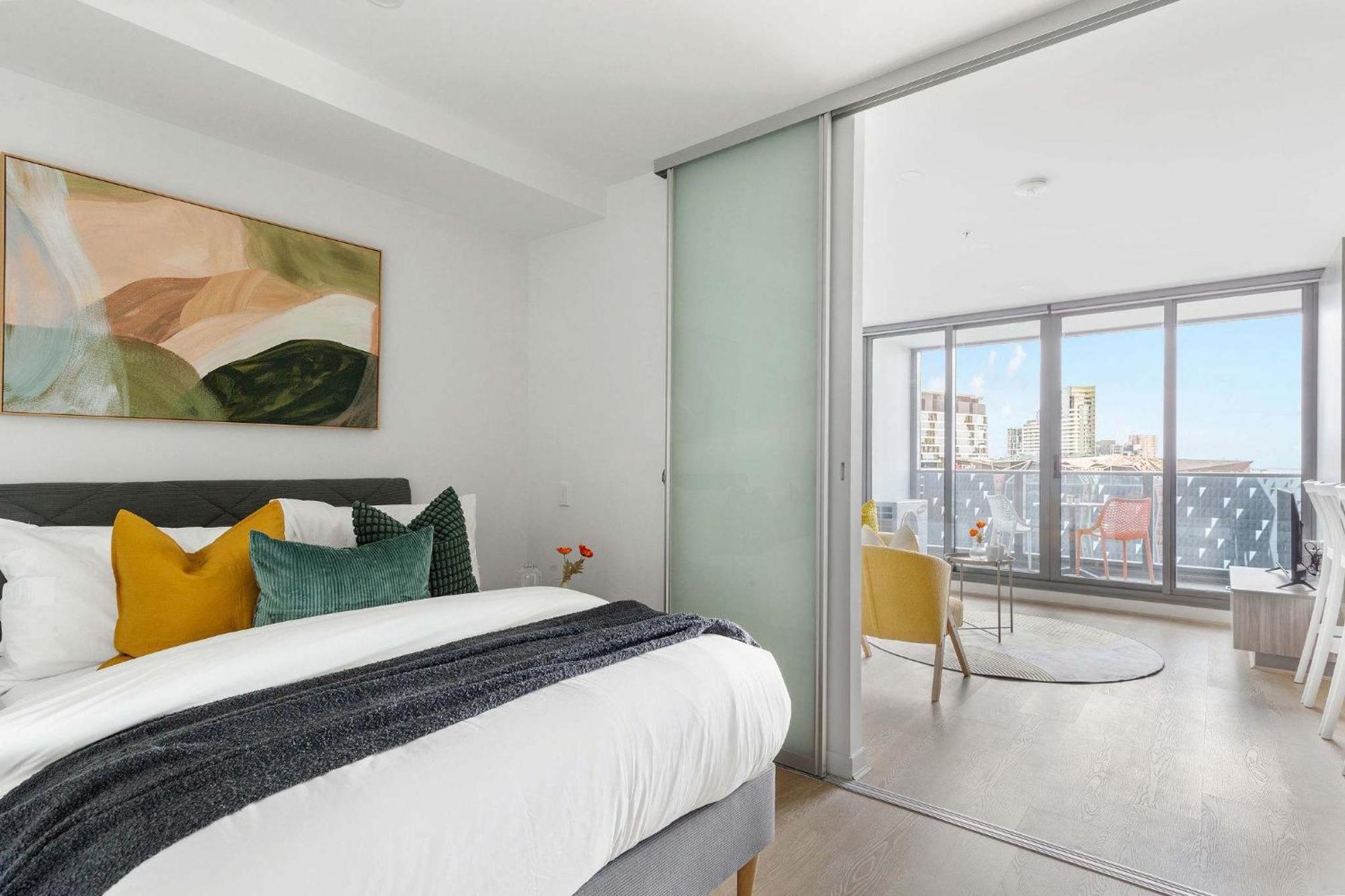 A 2br With Harbour Views And Free Parking Melbourne