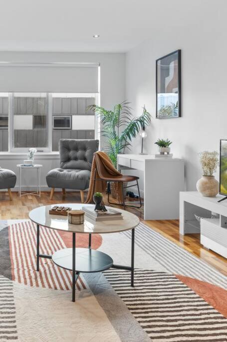 Hidden Gem At Caulfield Park Apartment