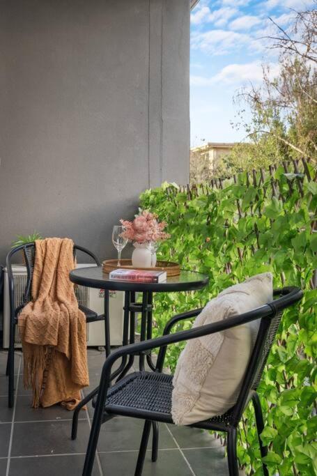 Hidden Gem At Caulfield Park Apartment *