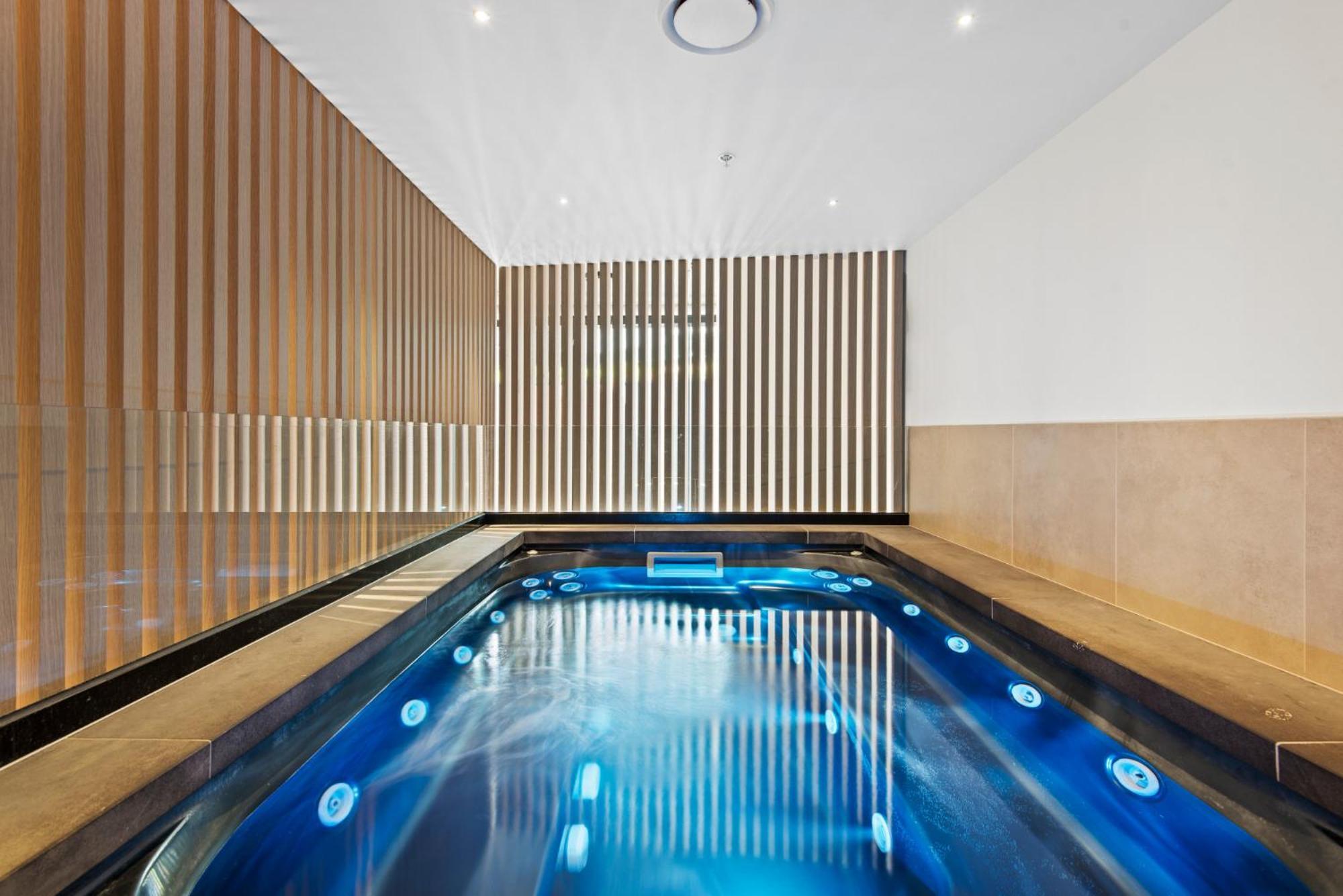 Executive 2-bed With Views, Gym And Pool * Melbourne