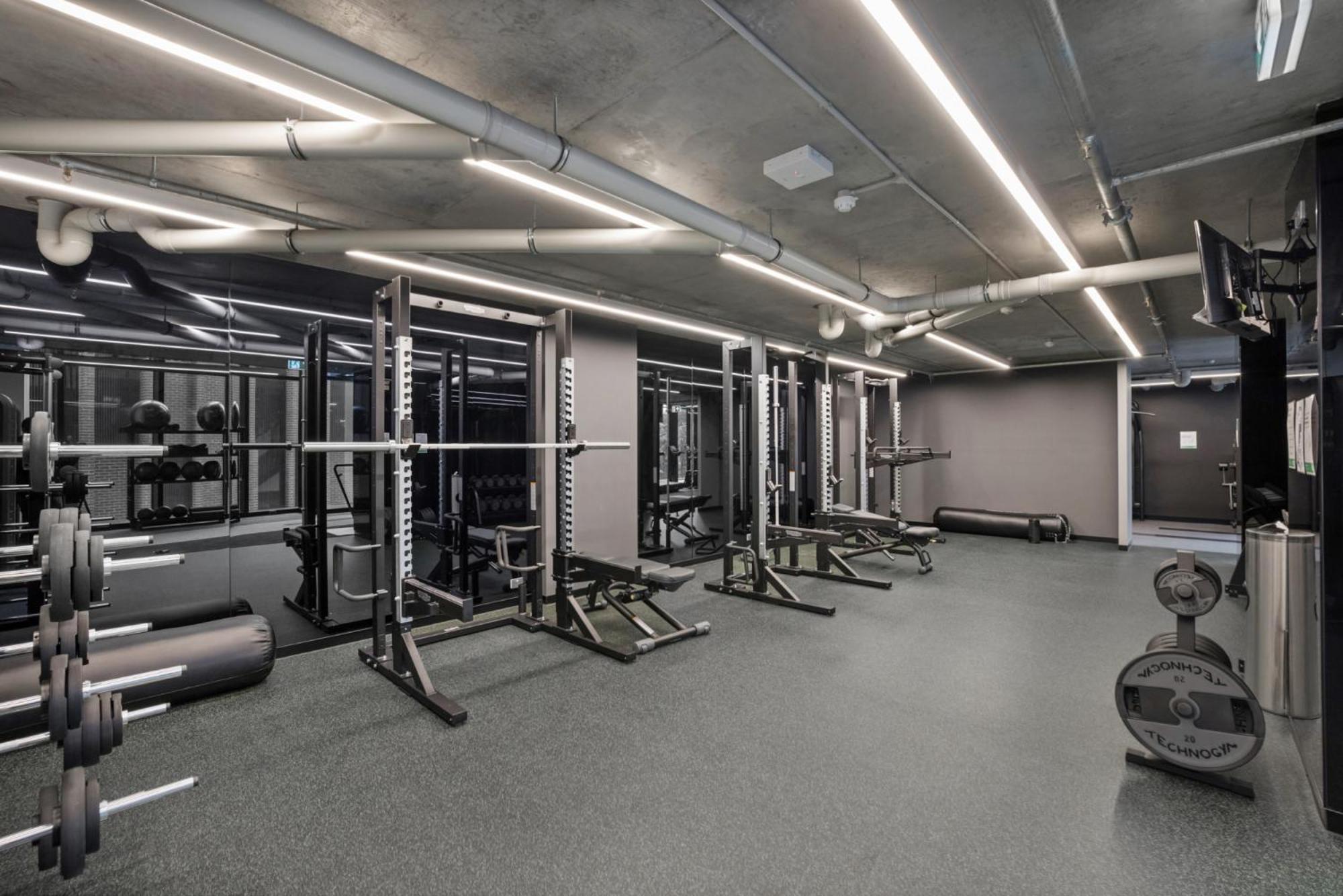 Executive 2-bed With Views, Gym And Pool Apartment