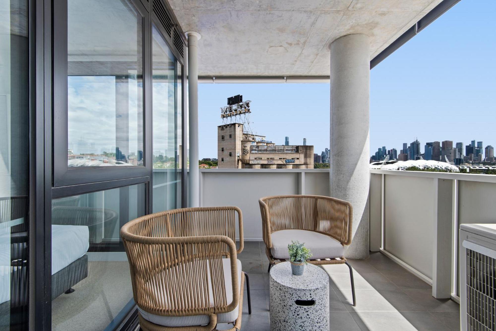 Executive 2-bed With Views, Gym And Pool Apartment *