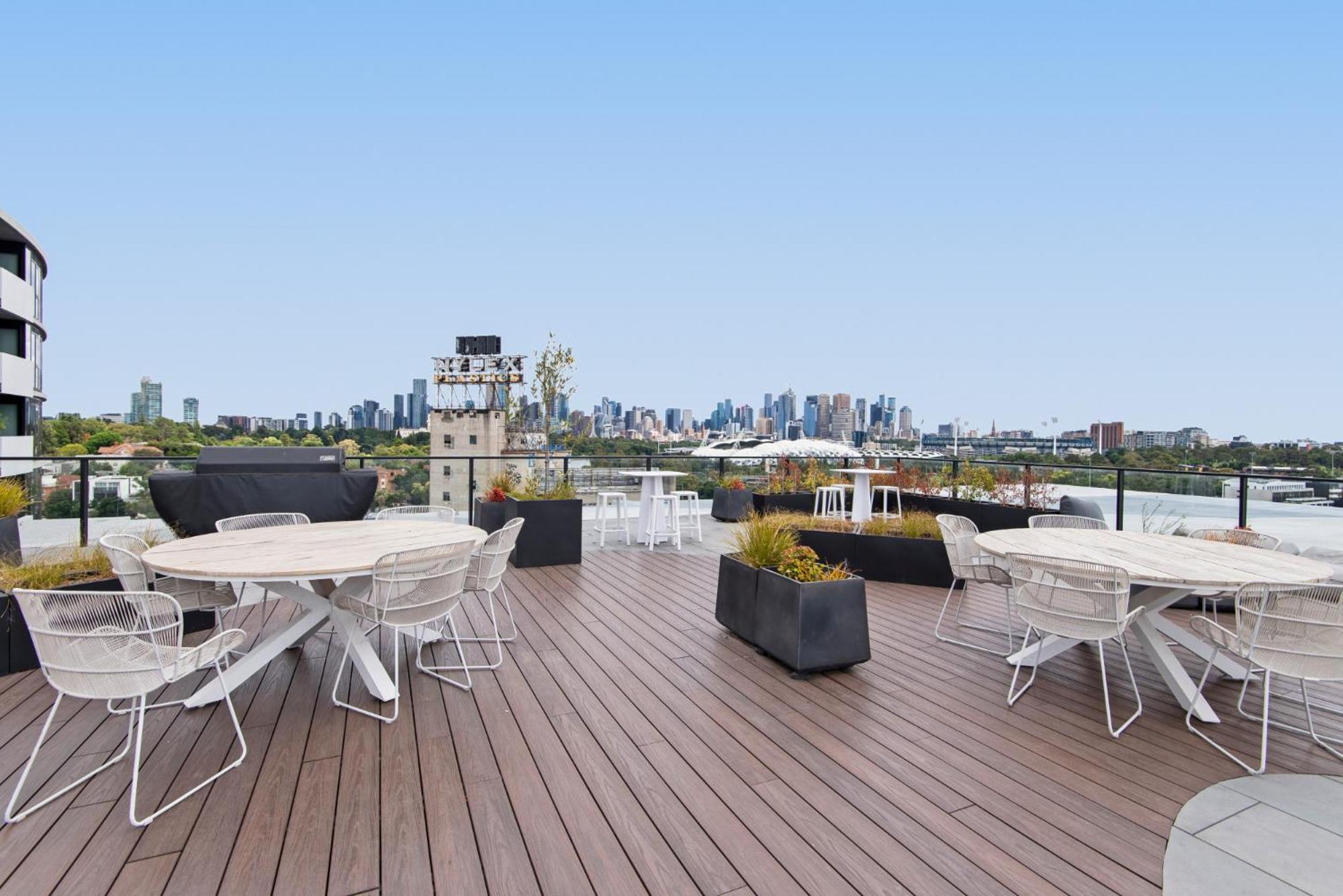 Executive 2-bed With Views, Gym And Pool Apartment *