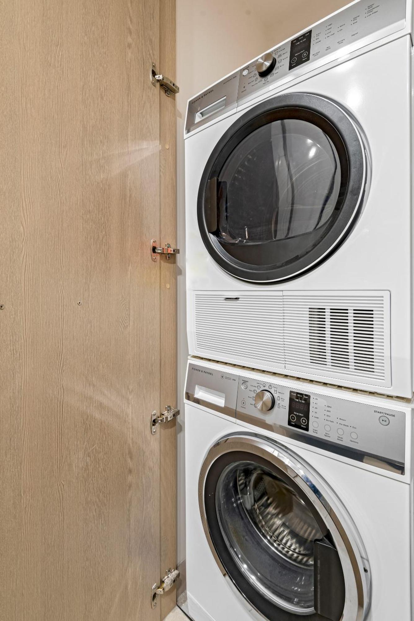 High-rise Inner-city 2-bed With Sauna, Gym & Melbourne