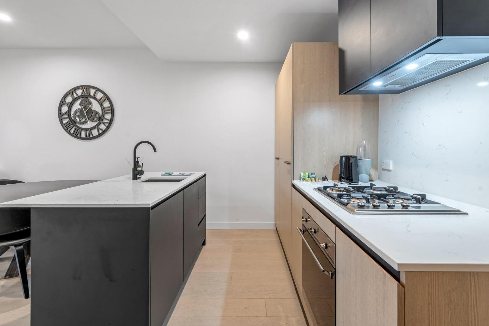High-rise Inner-city 2-bed With Sauna, Gym & *
