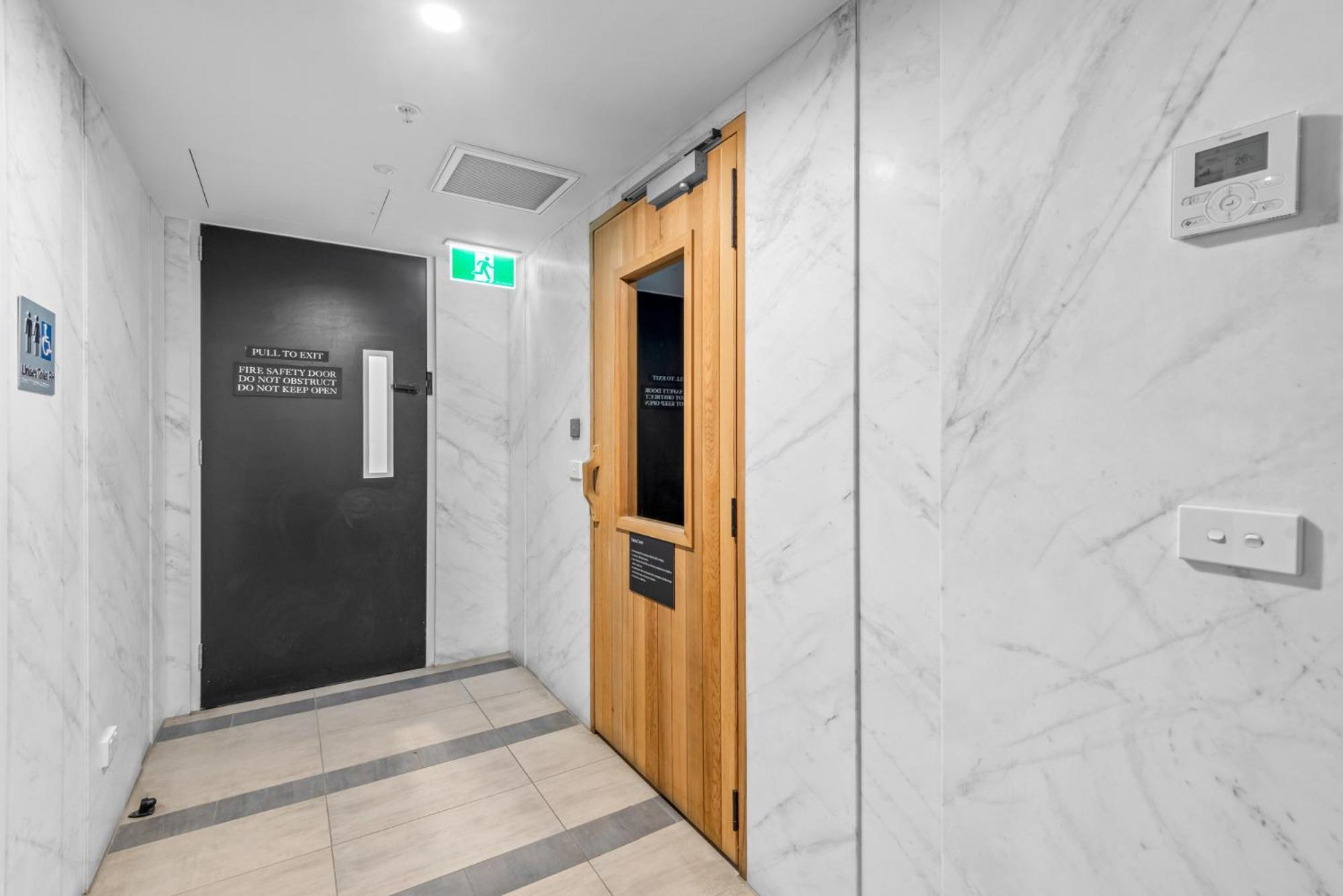 High-rise Inner-city 2-bed With Sauna, Gym & Melbourne