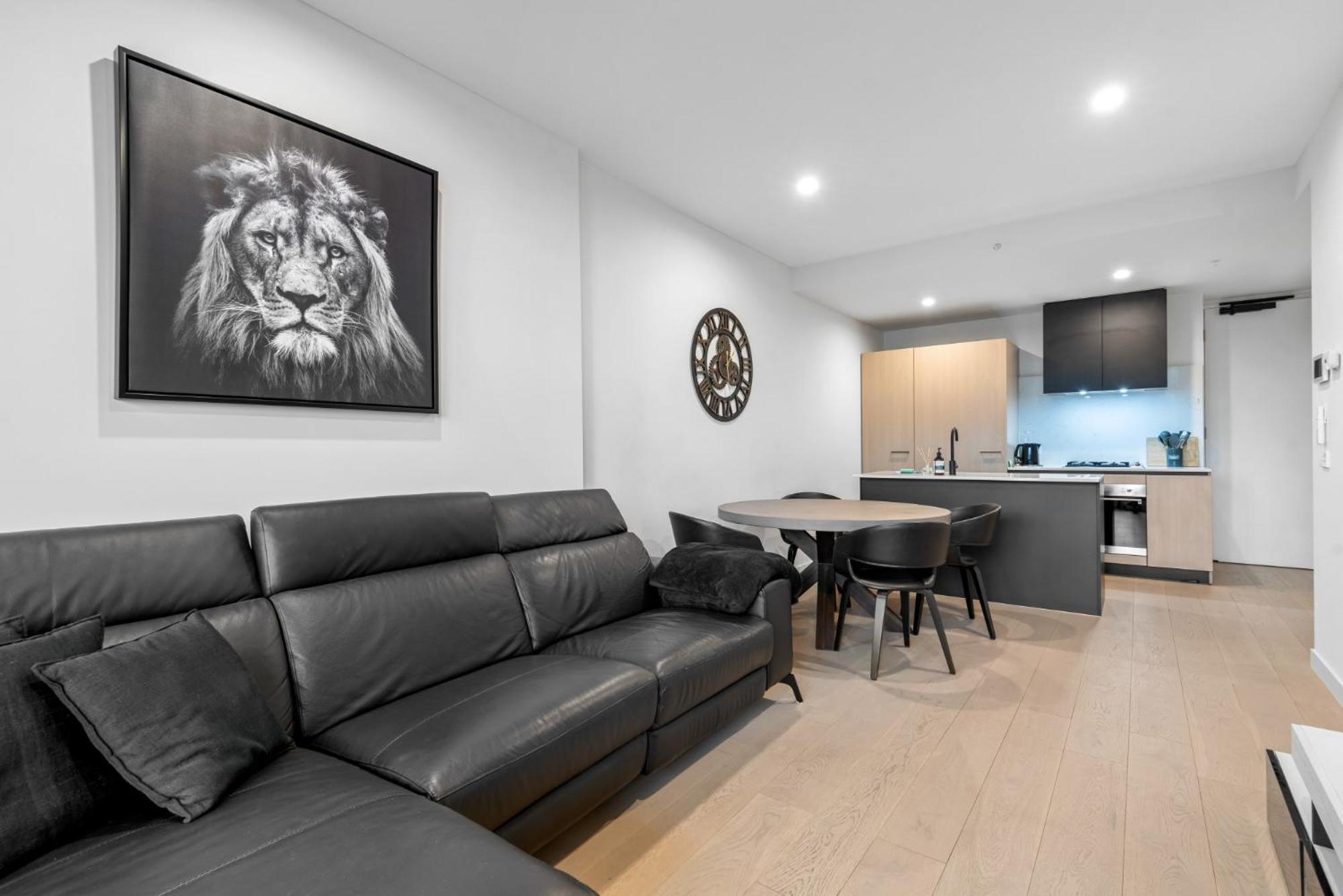 High-rise Inner-city 2-bed With Sauna, Gym & *