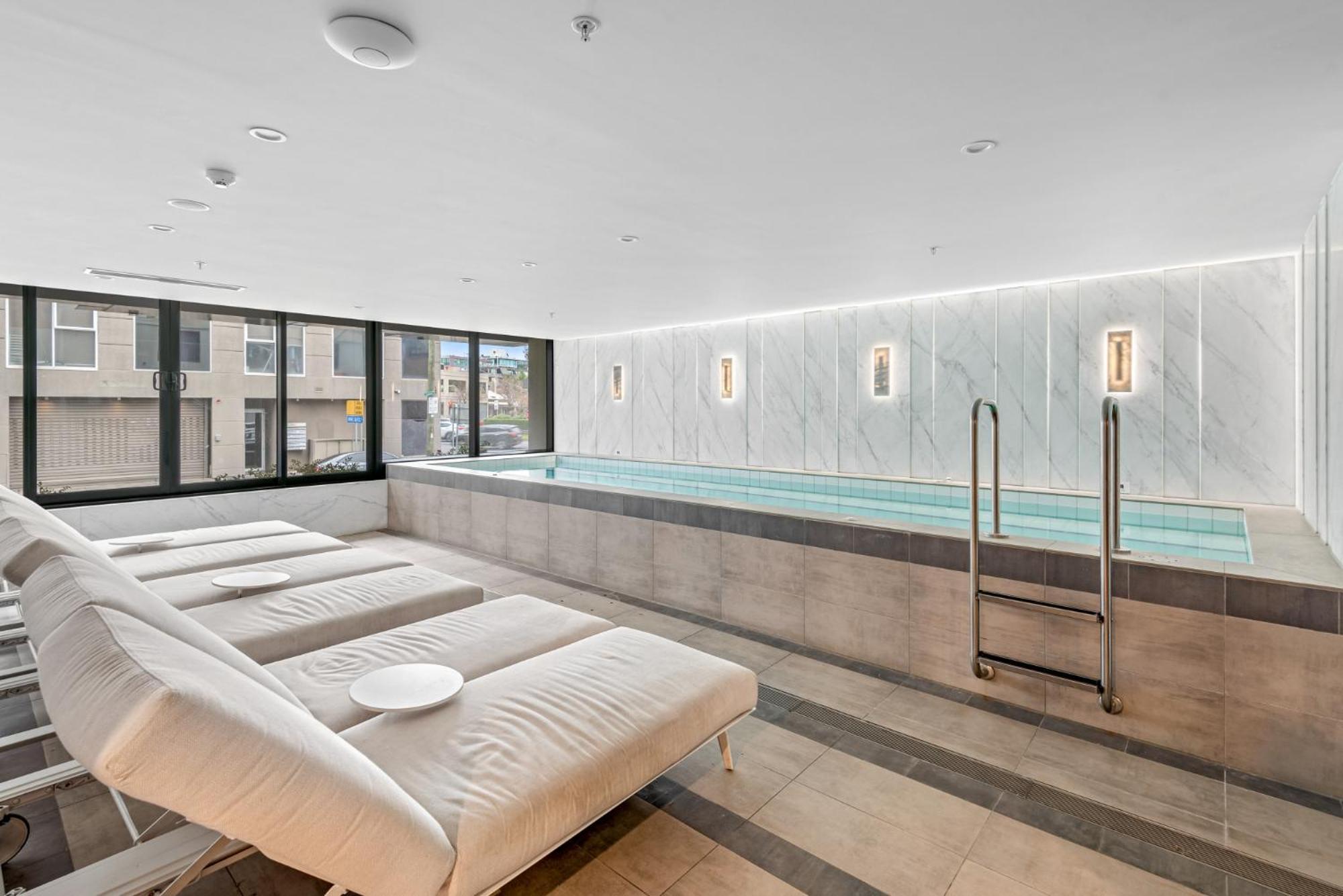 Apartment High-rise Inner-city 2-bed With Sauna, Gym & *