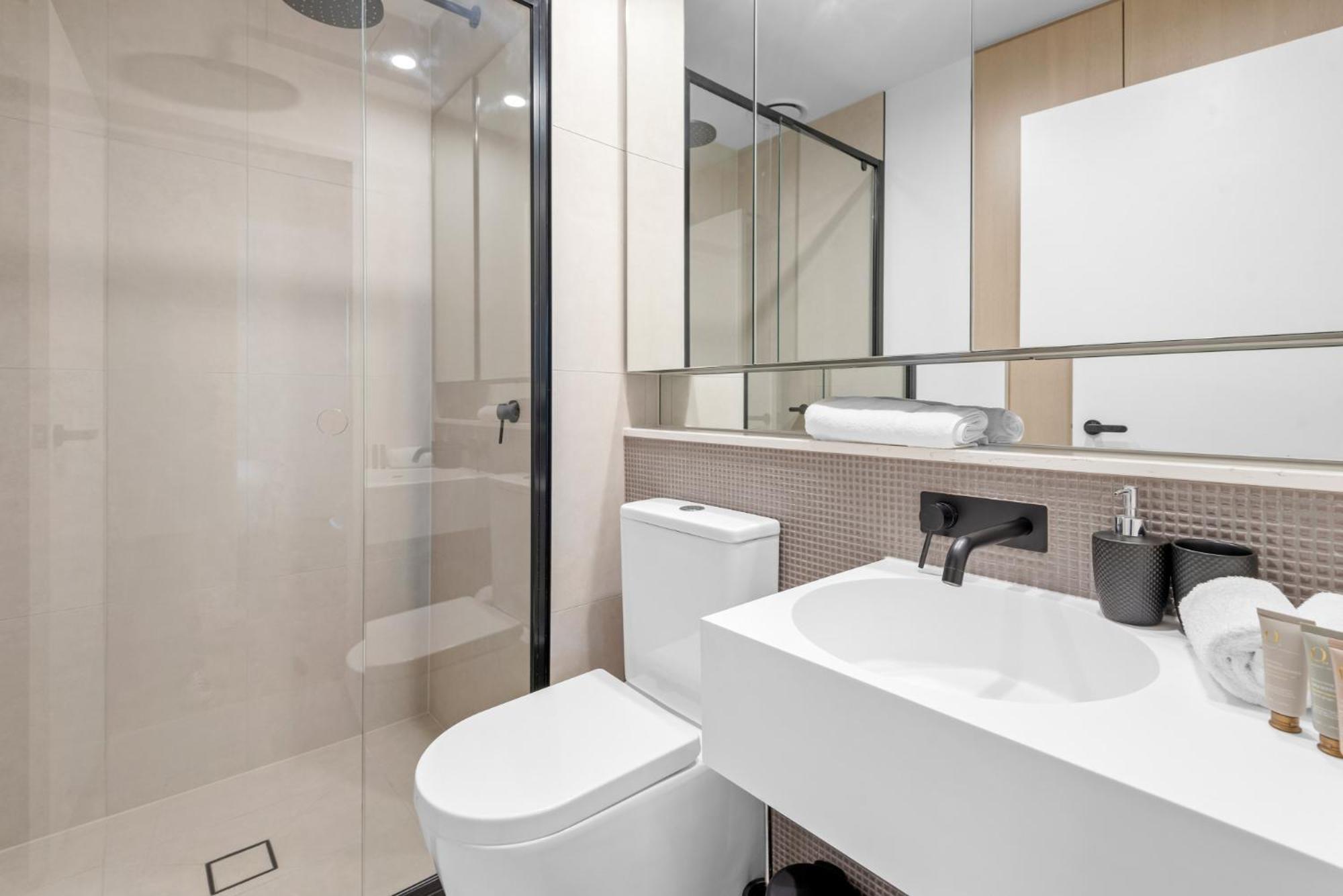 High-rise Inner-city 2-bed With Sauna, Gym & Apartment Melbourne