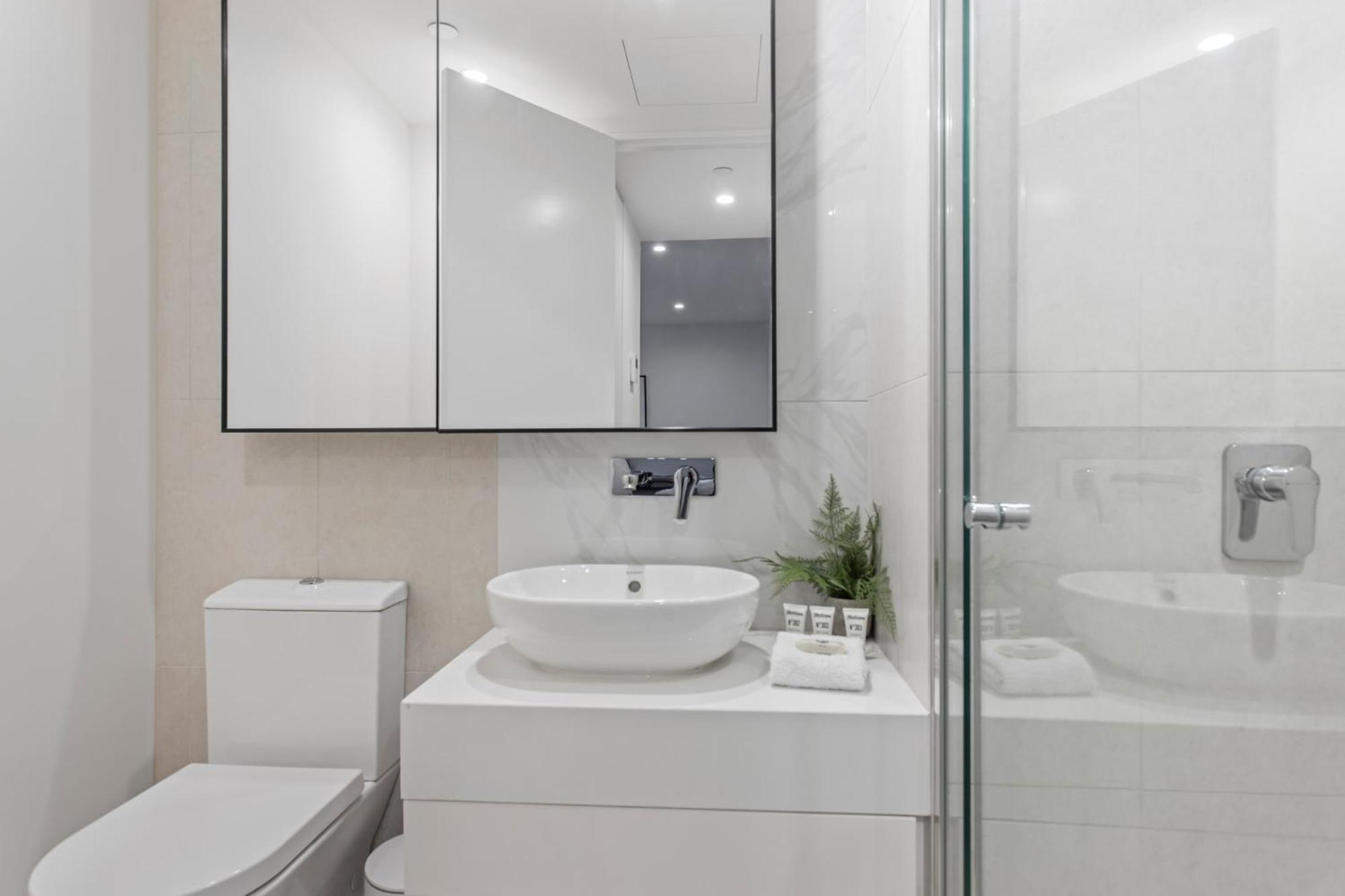 Apartment Chic 1-bed With Pool & Amenities In St Kilda Road *
