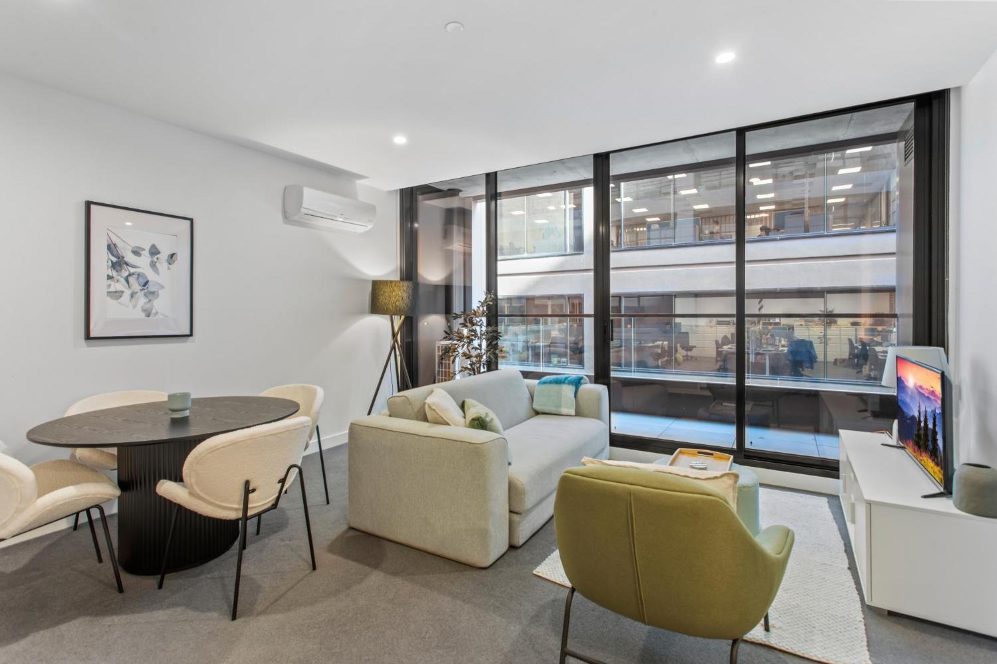 Chic 1-bed With Pool & Amenities In St Kilda Road Apartment