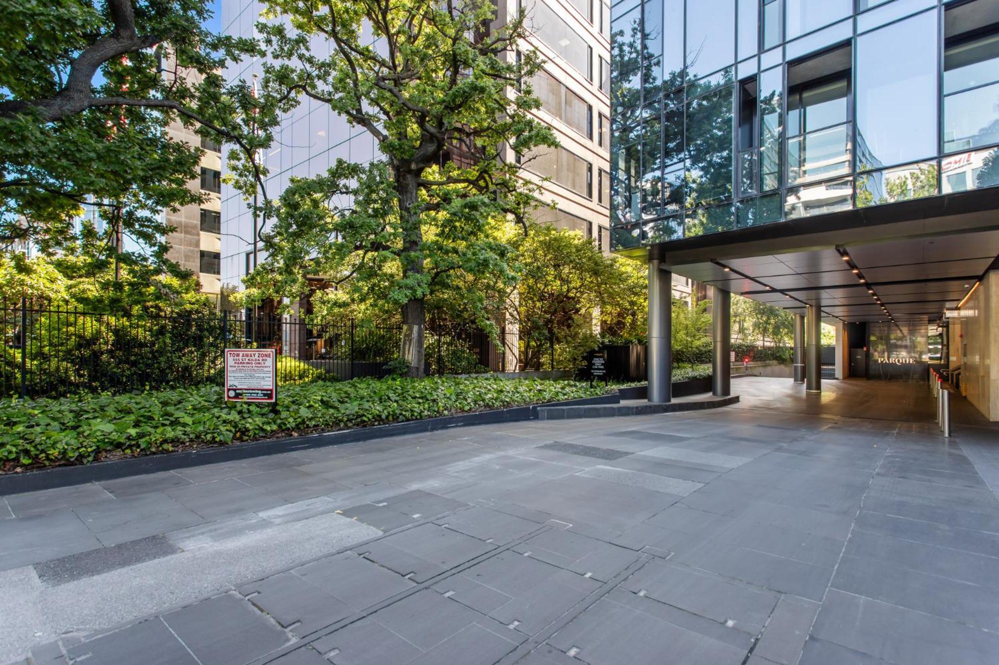 Chic 1-bed With Pool & Amenities In St Kilda Road *