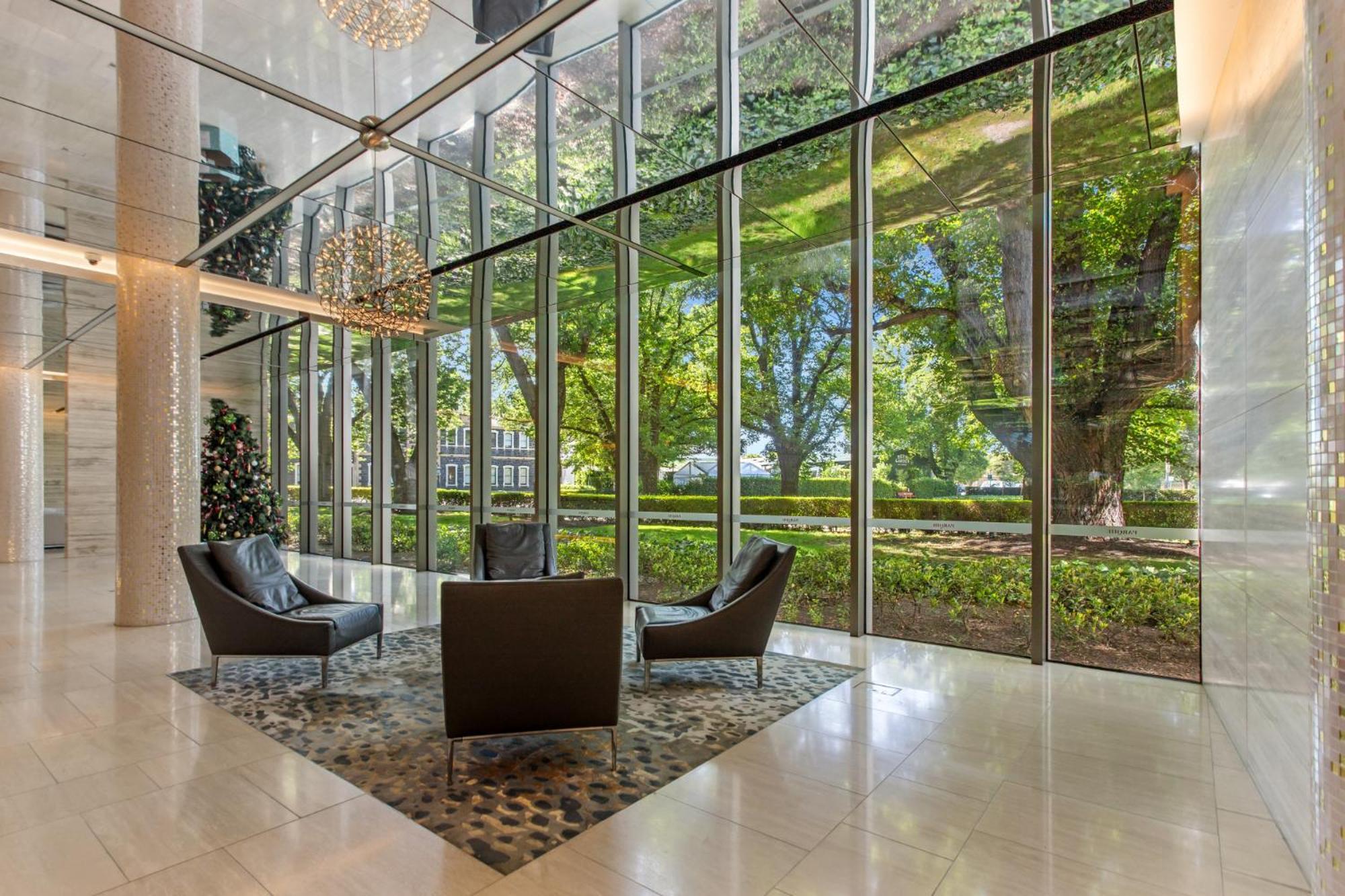 Chic 1-bed With Pool & Amenities In St Kilda Road *