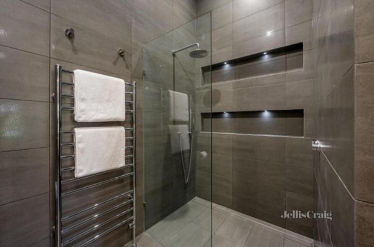 Spacious With Ensuite Next To Coburg Station, Non Smoking House Homestay