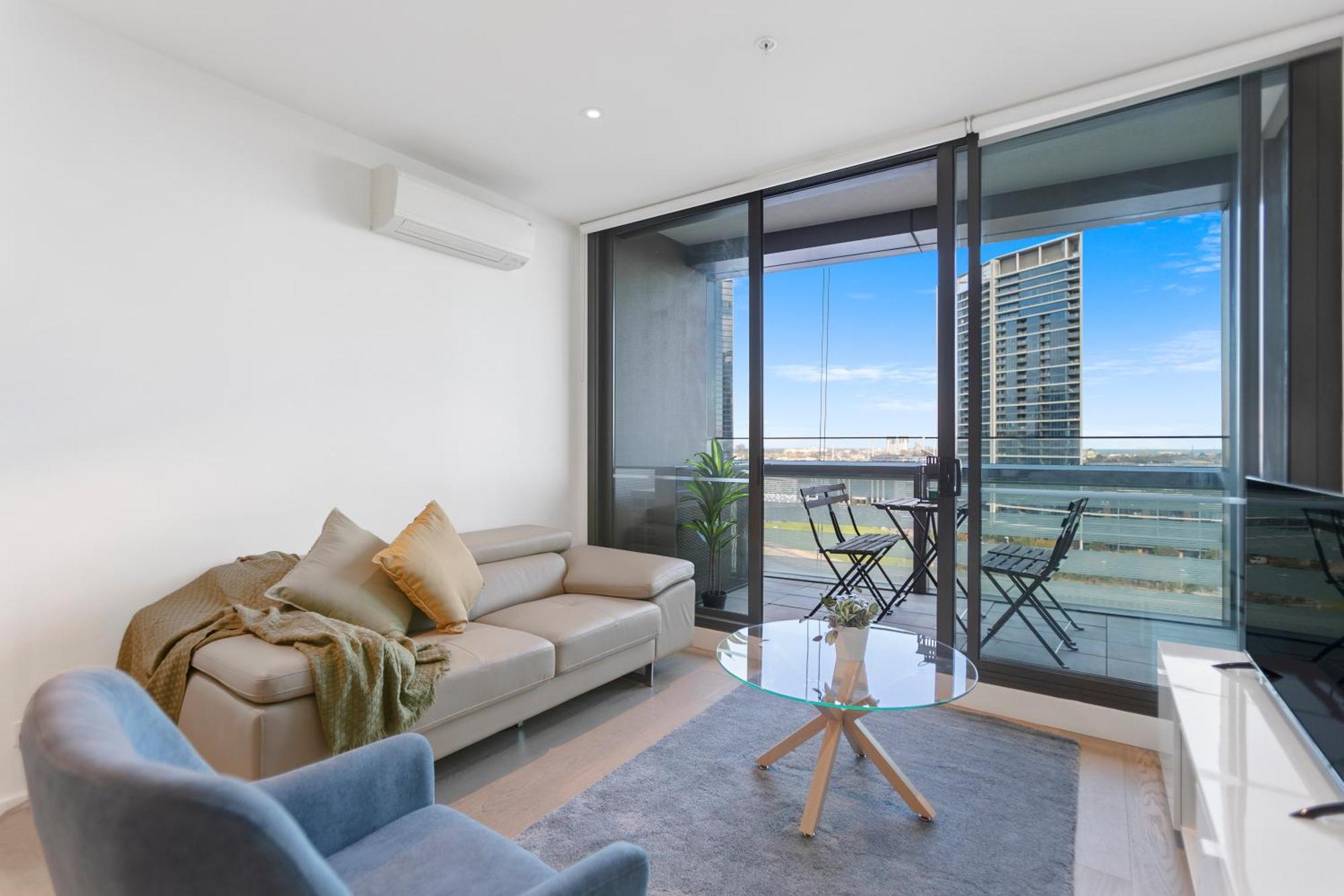 Complete Host Collins St *