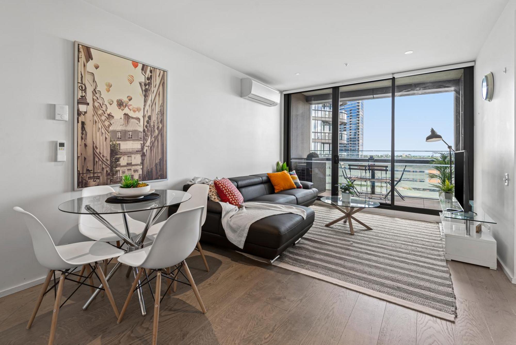 Complete Host Collins St *