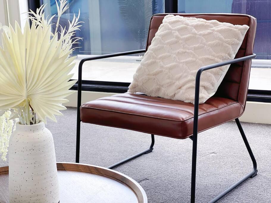 Spacious 3b3b With Large Balcony, Conveniently Located Across From The Mall And Near Public Transport * Melbourne
