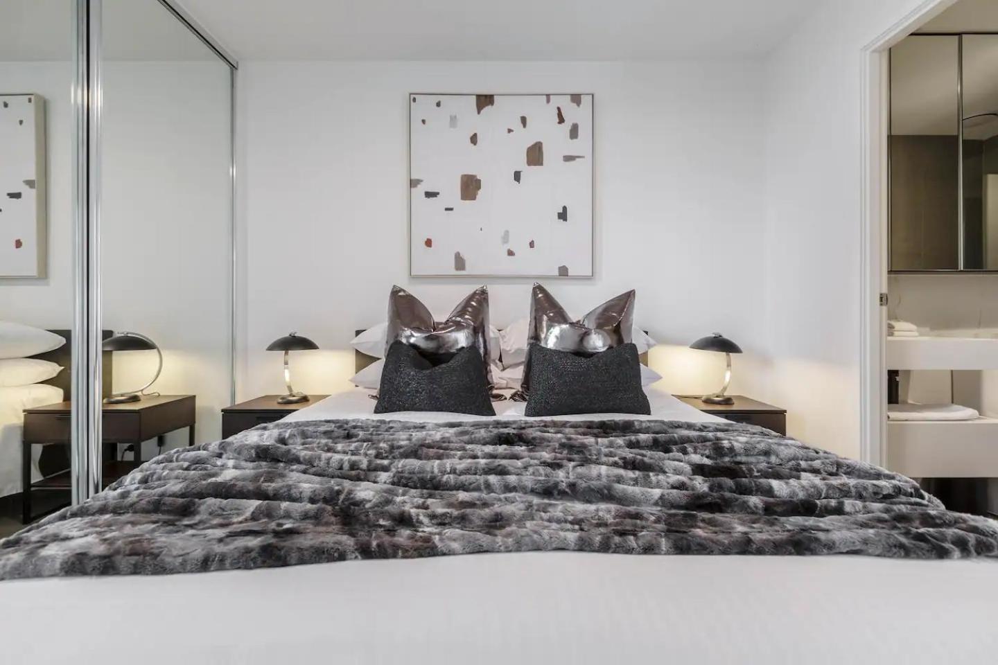 Trendy New York-style In Vibrant St Kilda Apartment *