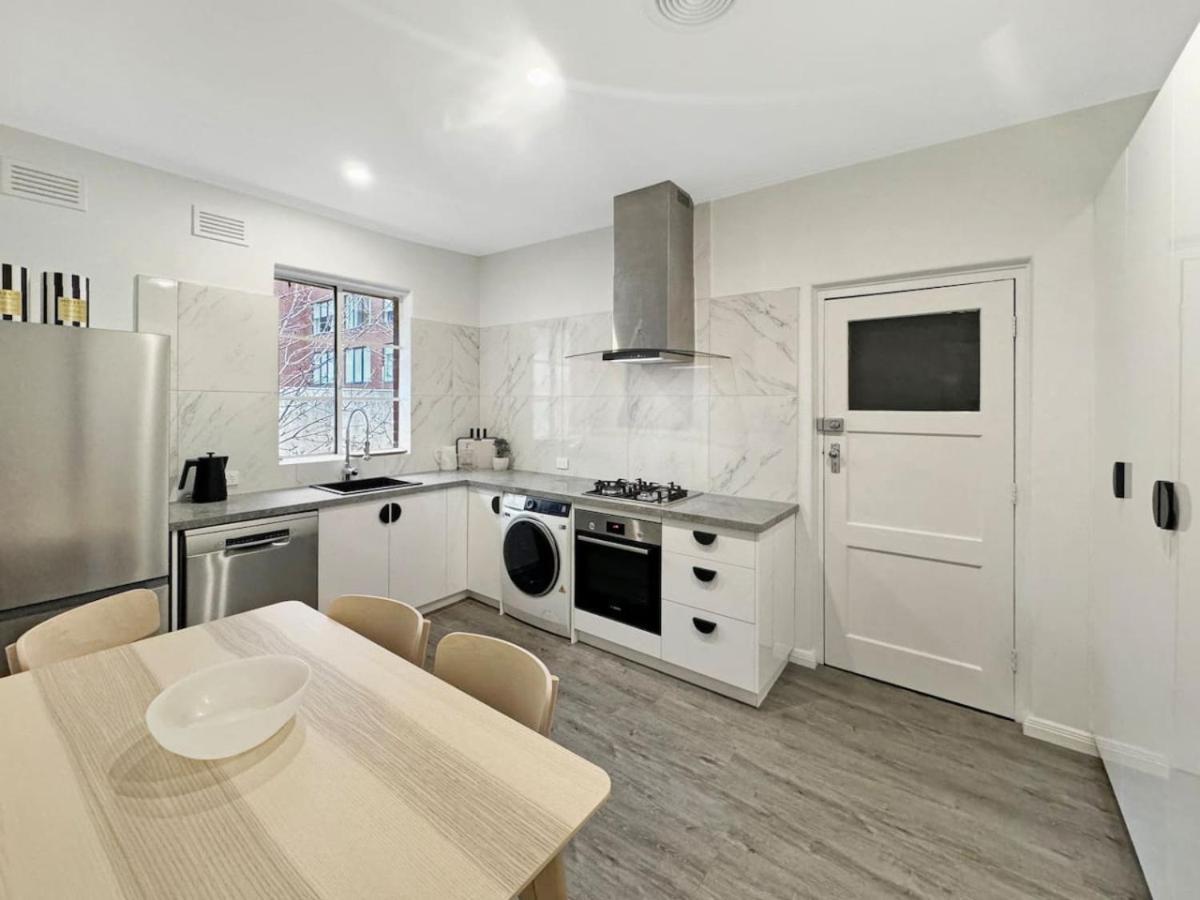 Luxurious Art Deco Abode Opposite Park Melbourne