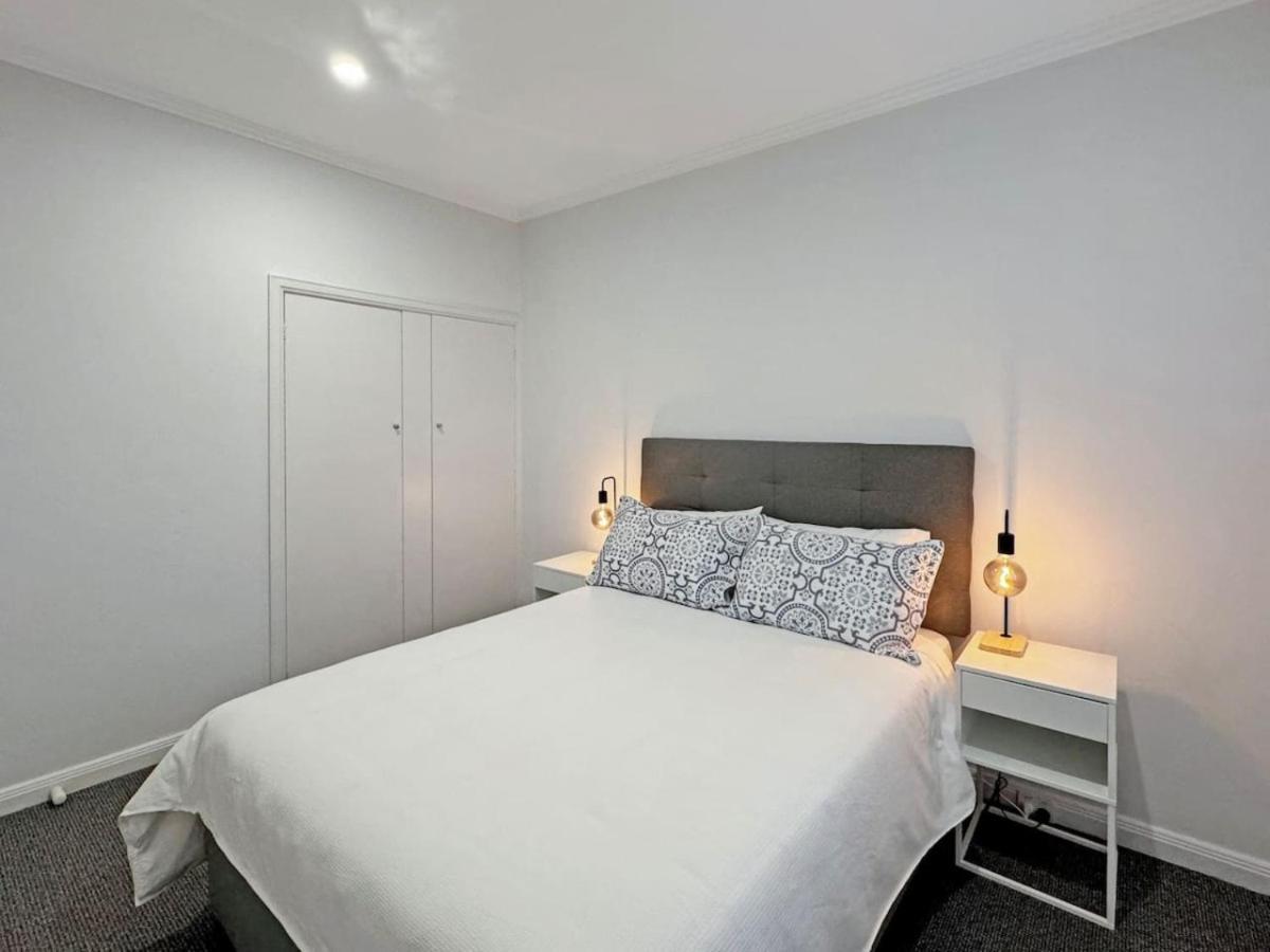 Luxurious Art Deco Abode Opposite Park Apartment Melbourne